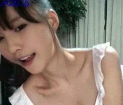 夏娃直播大尺度视频PK朴妮唛 韩国美女主播朴妮唛穿情趣内衣爱裸聊/图